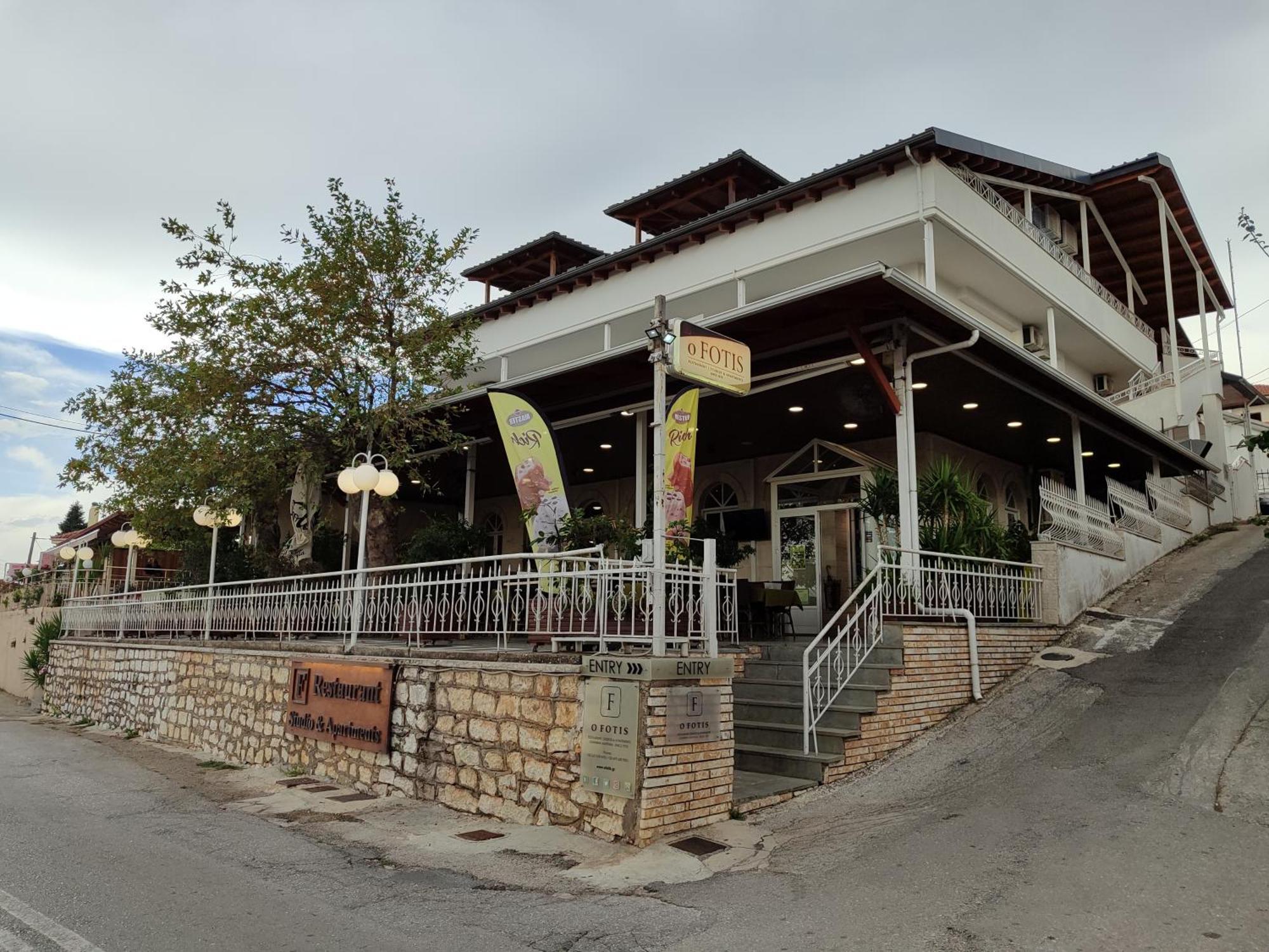 O Fotis Studios & Apartments Янина Екстериор снимка
