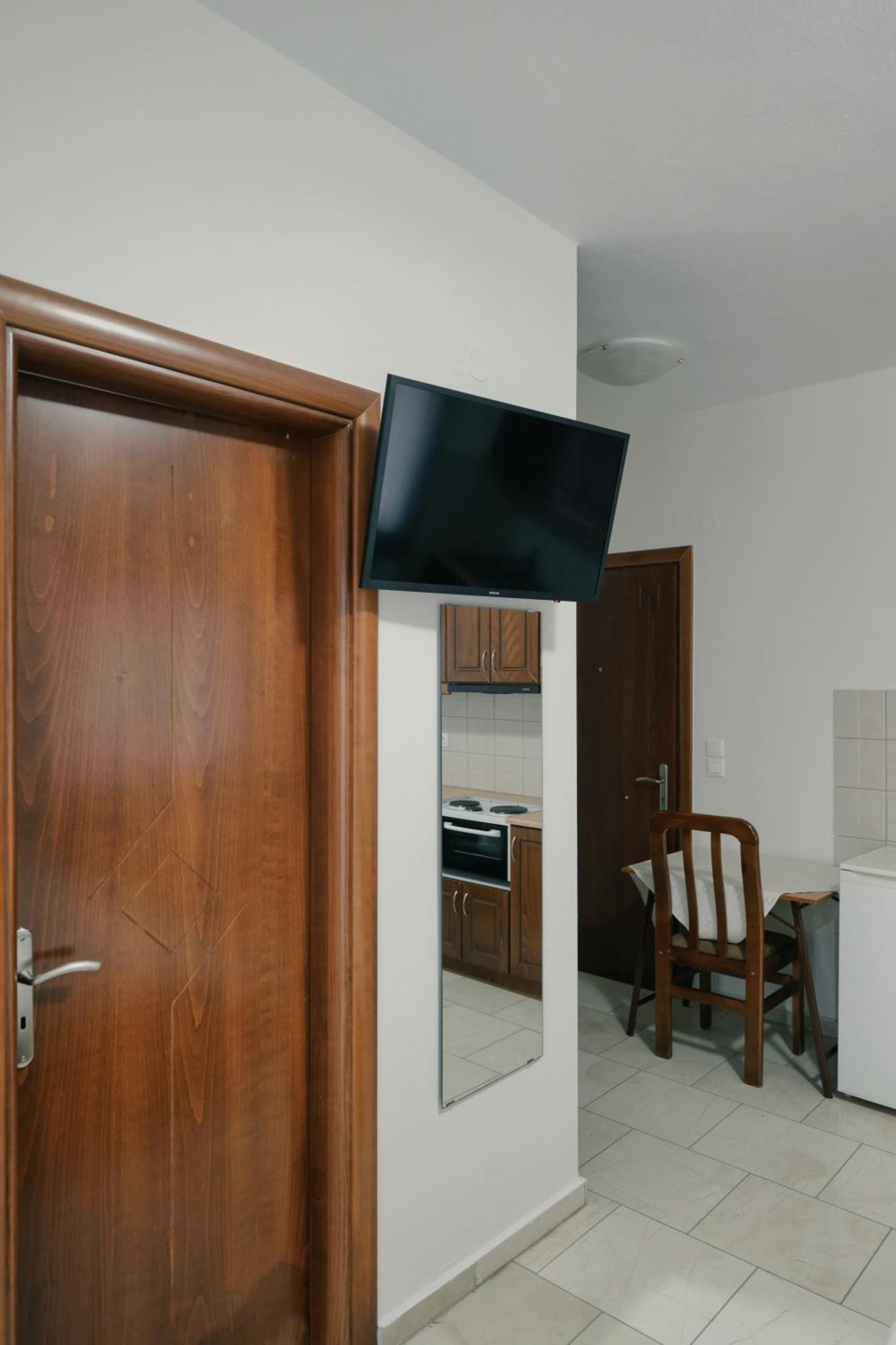 O Fotis Studios & Apartments Янина Екстериор снимка