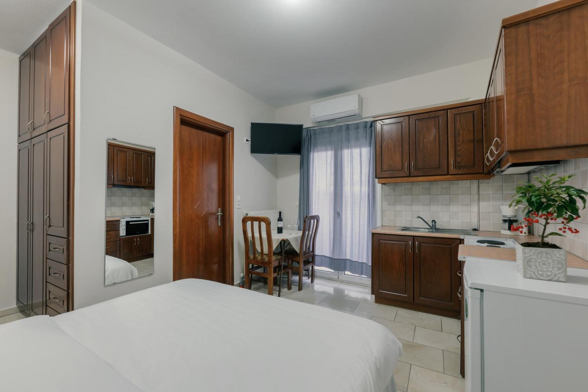 O Fotis Studios & Apartments Янина Екстериор снимка