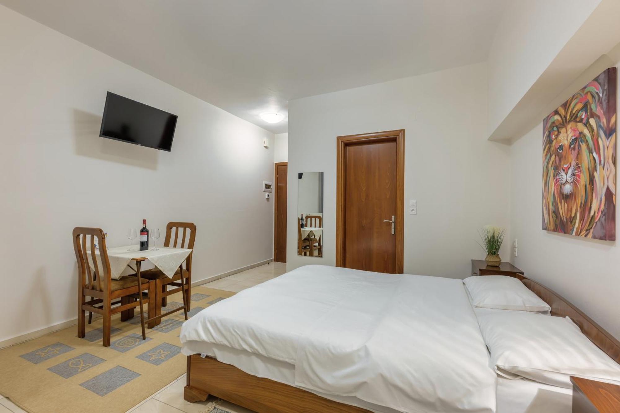 O Fotis Studios & Apartments Янина Екстериор снимка