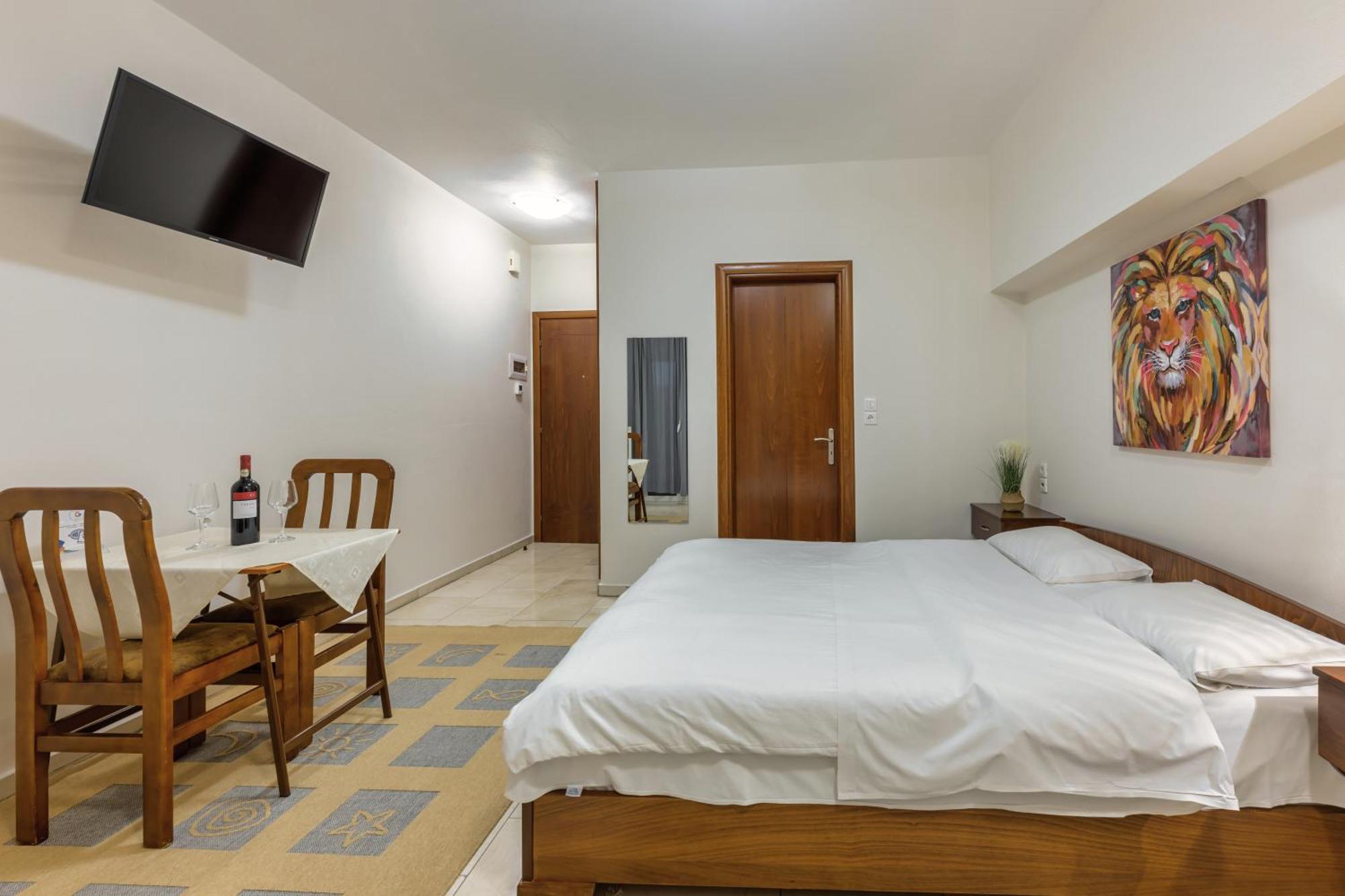 O Fotis Studios & Apartments Янина Екстериор снимка