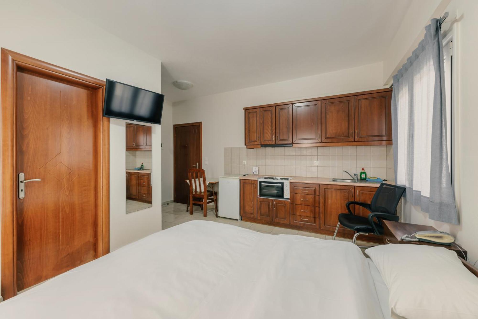 O Fotis Studios & Apartments Янина Екстериор снимка
